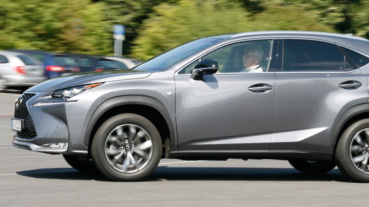 Zus�tzlich zur Hybrid-Version bietet Lexus den NX 200 jetzt mit Turbo-Benziner an.