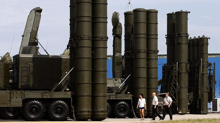 Die russischen Waffensysteme S-300 und S-400 waren im vergangenen Jahr bei einer Militär-Ausstellung im Raum Moskau zu sehen.