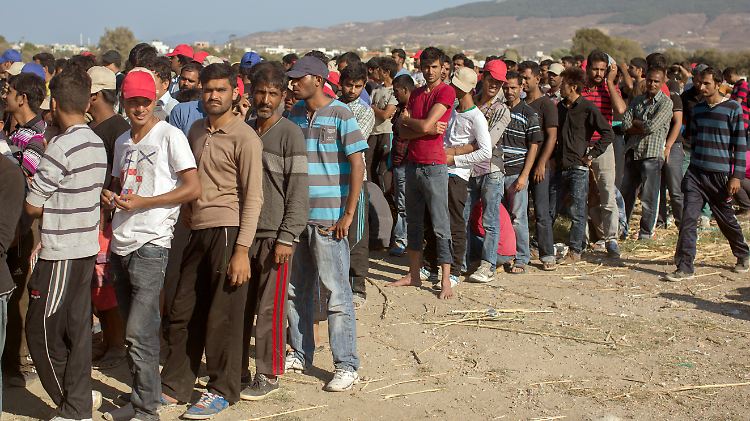 Auf der griechischen Insel Kos warten Flüchtlinge unter anderem aus Syrien und dem Irak auf die einzige Mahlzeit des Tages.