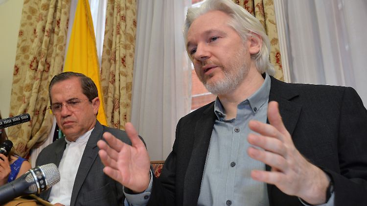 Julian Assange (r.) spricht bei einer Pressekonferenz mit dem Außenminister Ecuadors, Ricardo Patino.