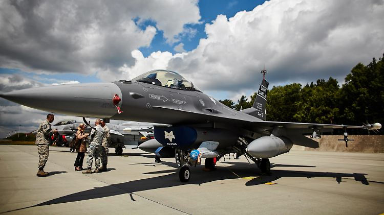 Ein US-Kampfjet vom Typ F-16, hier bei einer Stationierungsübung auf einem Flugfeld in Polen.