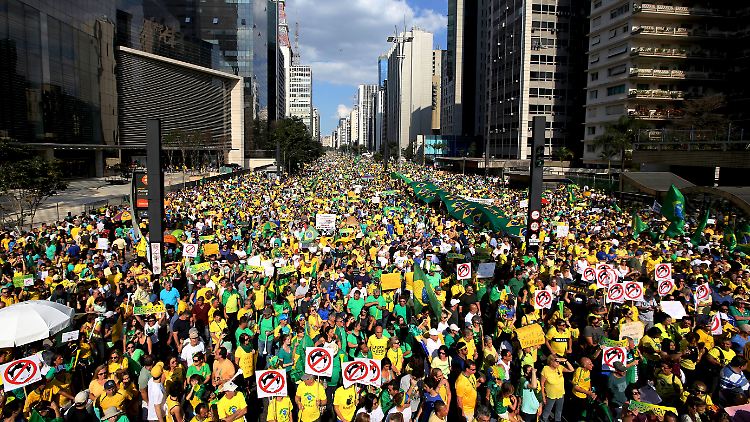 Massenproteste in Sao Paulo: Die Petrobras-Affäre brachte erst am vergangenen Wochenende wieder zehntausende wütende Brasilianer auf die Straße.