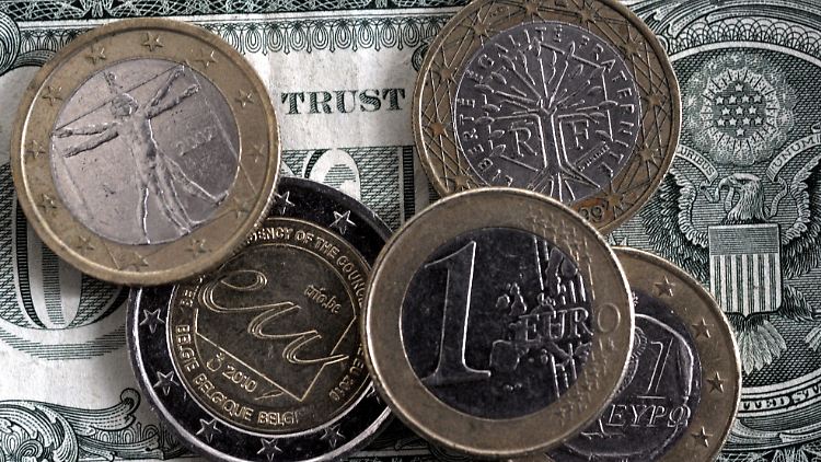 Der Euro hat im Verhältnis zum US-Dollar kräftig nachgegeben.