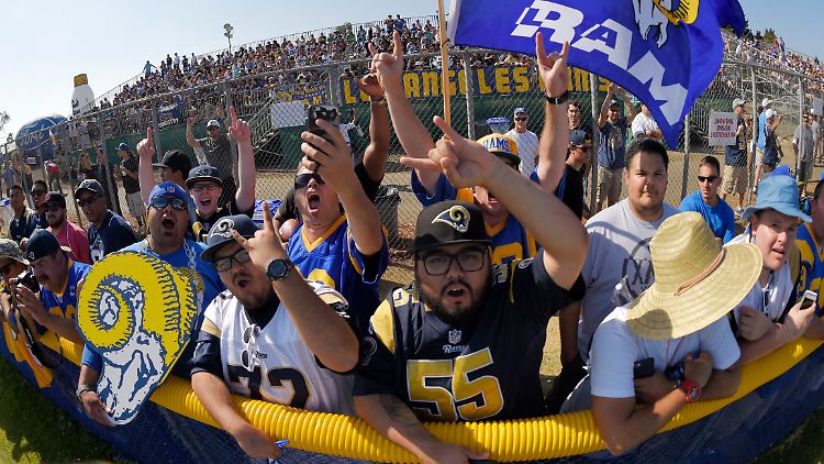 Unter den Augen der Fans: Die Testspiele im gemeinsamen Trainingslager sind Teil der Vorbereitungen auf den NFL-Saisonstart.