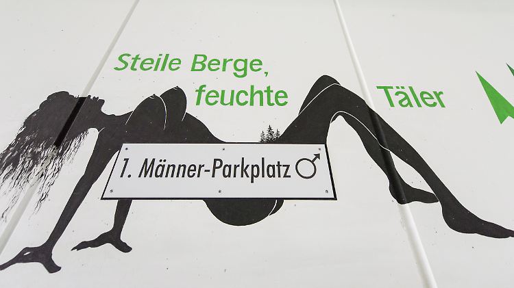 Triberg liebts niveaulos: Die Schwarzwaldgemeinde wirbt für Männerparkplätze mit einer nackten Frau.