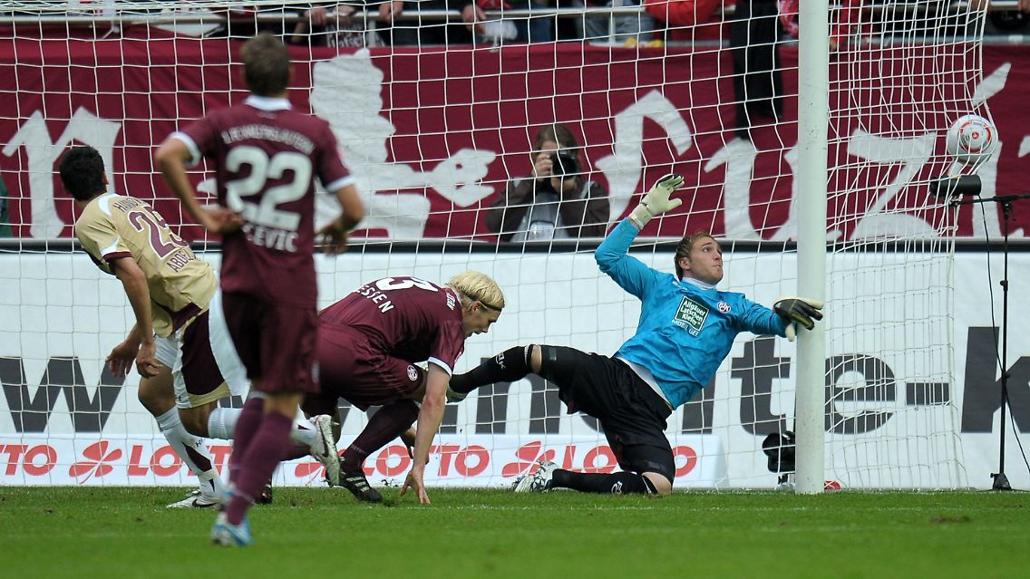 Nach Mohammed Abdellaoues Kopfball hängt Lauterns Torwart Tobias Sippel am Pfosten - und der Ball zappelt im Netz.