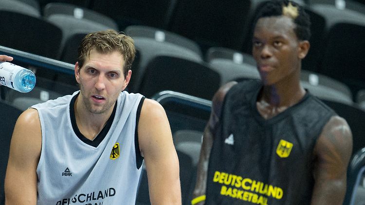 Die beiden derzeit wohl besten deutschen Basketballer: Die NBA-Spieler Dirk Nowitzki und Dennis Schröder sollen die Nationalmannschaft durchs Turnier führen.