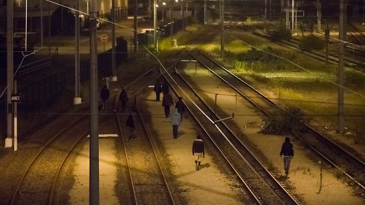 Szenen am Kanal: Flüchtlinge in Calais versuchen, durch den Eurotunnel Richtung Großbritannien zu kommen. 