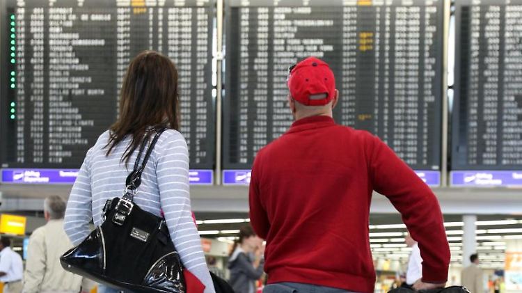 Reisende erhalten nur dann eine Entschädigung für eine erhebliche Flugverspätung, wenn sie auch mit der verspäteten Maschine geflogen sind. 