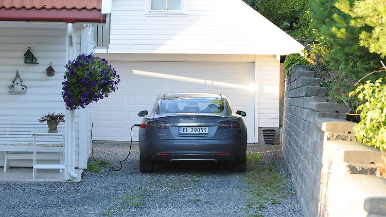 Norwegisches Mobilitätsidyll: Tesla S lädt vor Eigenheim.