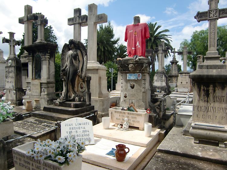 Palmas Friedhof ist ein Meer von Kreuzen, Denkmälern und Engelsfiguren - manche Angehörige gestalten die Gräber nach ihren ganz persönlichen Vorstellungen.