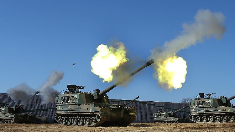 Eine südkoreanische K-9-Artillerie feuert eine Granate während einer Übung ab.