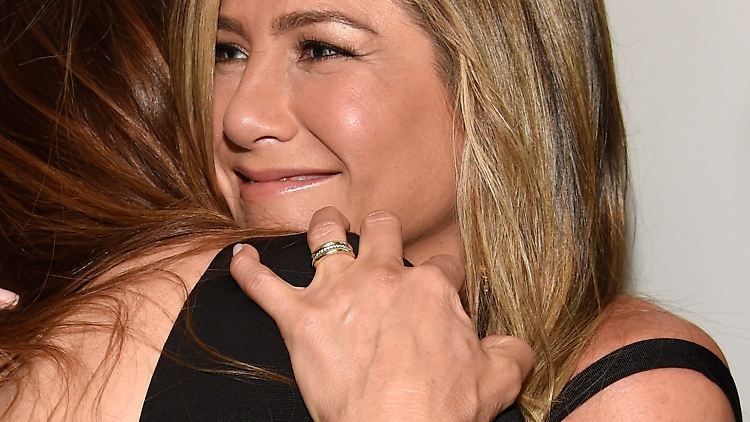 Strahlen um die Wette: Jennifer Aniston und ihr Diamantring.