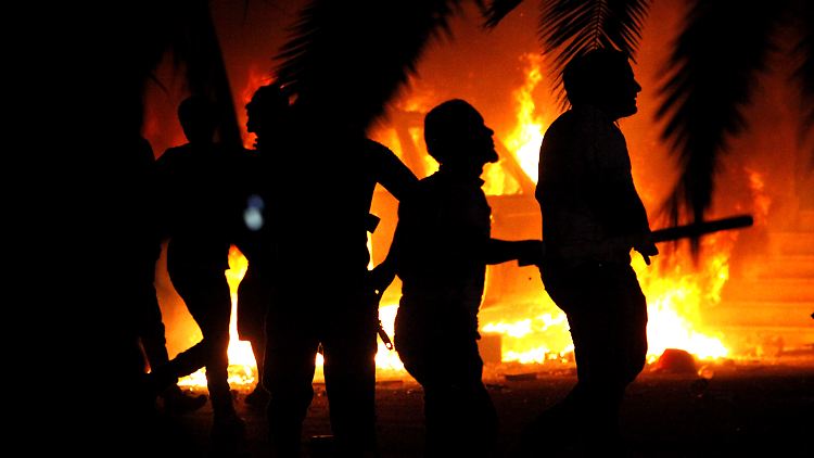Bengazi: Einwohner schauen auf ein brennendes Gebäude, das Kämpfer von Ansar al-Scharia besetzt hatten. Aus der Gruppe ging zum Teil der libysche IS hervor.