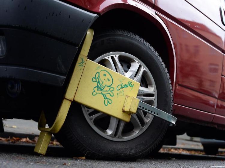 Abschreckende Wirkung: Eine solche Parkkralle sorgt im besten Fall dafür, dass Kriminelle gar nicht erst versuchen, das Auto zu klauen.