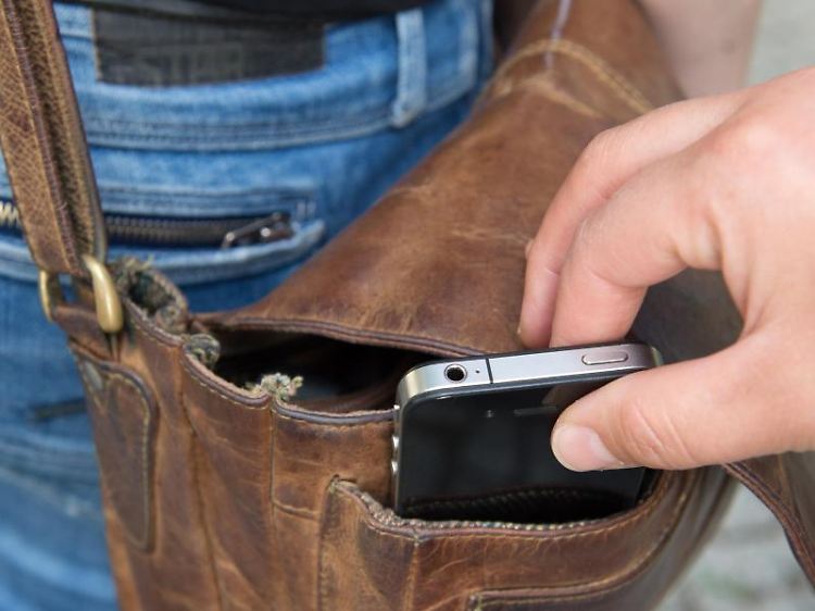 Vorsicht, Langfinger: Wenn das Handy aus der Tasche geklaut wird, sollten Besitzer schnell die SIM-Karte sperren lassen.