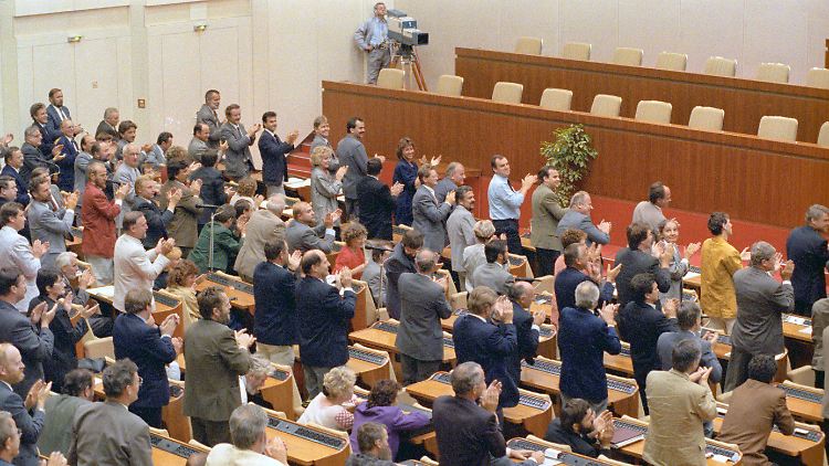Stehend feiern die Abgeordneten der Regierungsfraktionen in der Volkskammer den Beitrittsbeschluss.