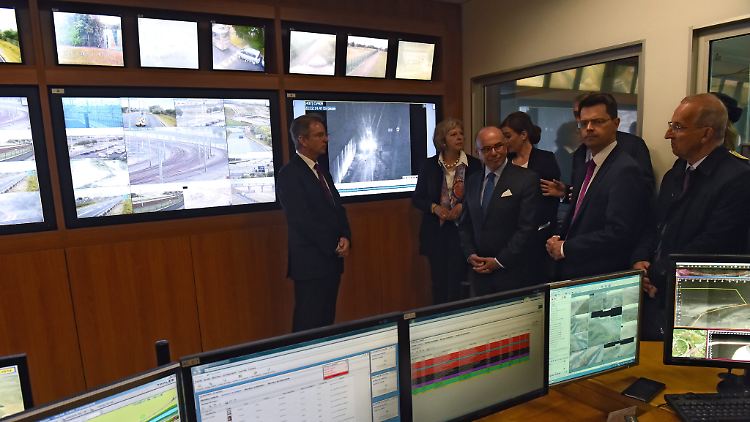 Die Innenminister aus Frankreich und Großbritannien besuchen das Einsatz- und Kommandozentrum in Calais nahe des Eurotunnels.