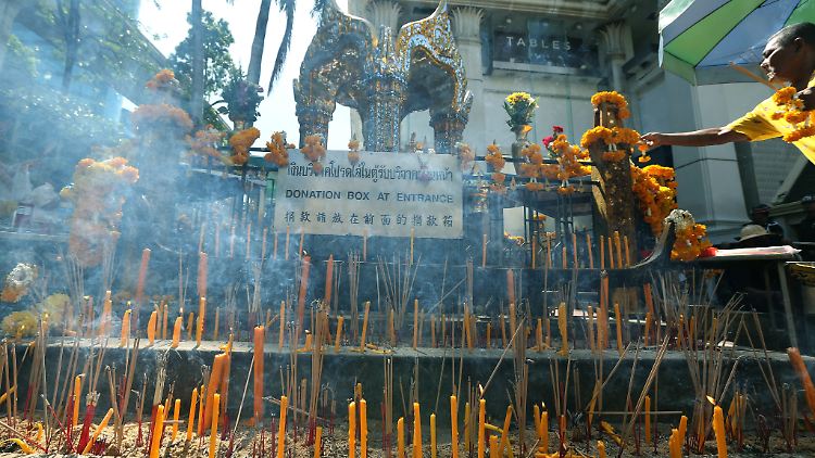 Am Erawan-Schrein wurden bei dem Bombenattentat 20 Menschen getötet und 123 verletzt. Vom Täter fehlt weiterhin jede Spur.