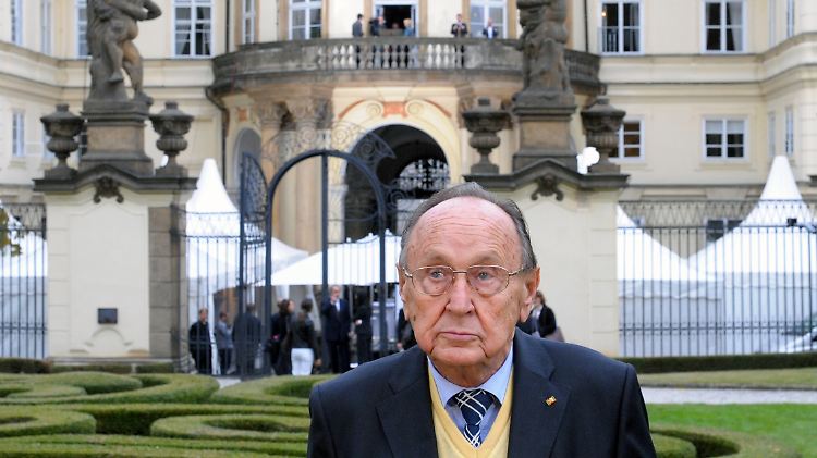 Ohne dass ein Schuss fiel: Hans-Dietrich Genscher 2009 im Garten der deutschen Botschaft in Prag. Hier verkündete er im Herbst 1989 die Ausreisegenehmigung für tausende DDR-Bürger.  