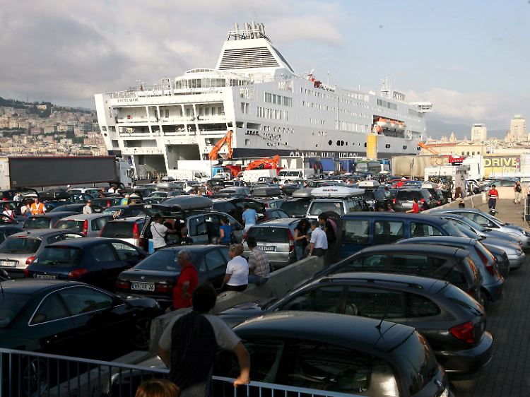 Genua ist ein großer Fährhafen.