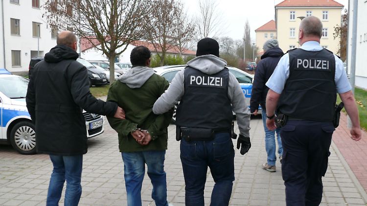 Allein in Passau übersteigt die Zahl der festgenommenen Schleuser die Gefängnisplätze um das Fünffache.