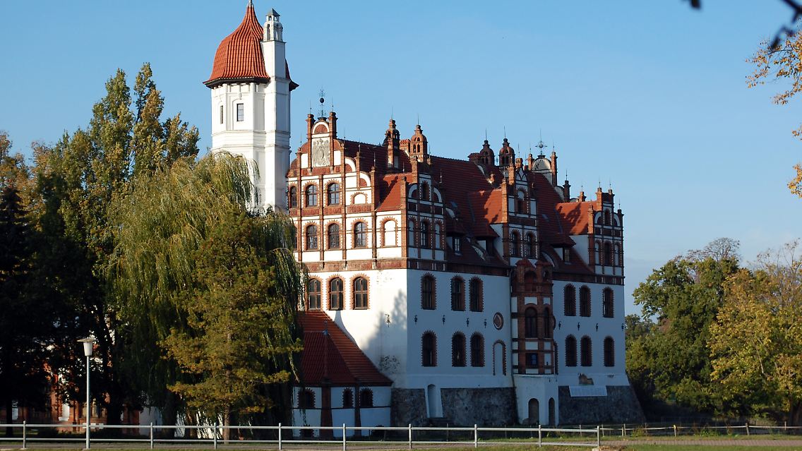 Herrensitze gibt es in der Mecklenburgischen Schweiz einige - zu den sehenswertesten gehört Schloss Basedow am Ostufer des Malchiner Sees.