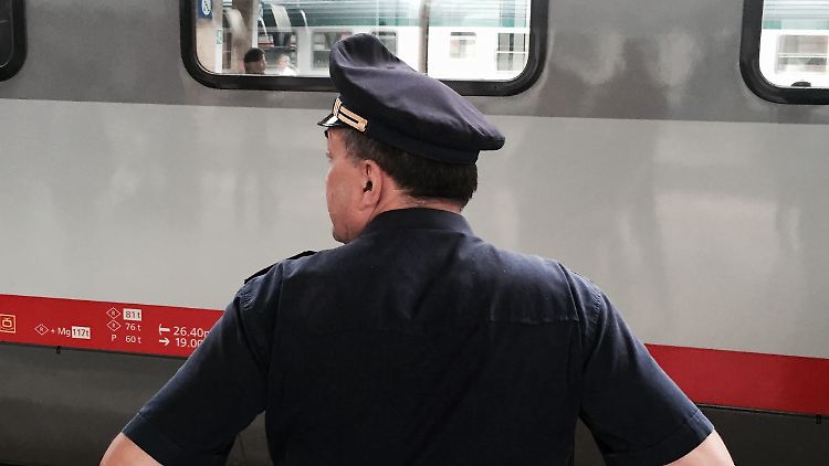 Ein italienischer Polizist hält am Bahnhof Bozen Ausschau nach Flüchtlingen.