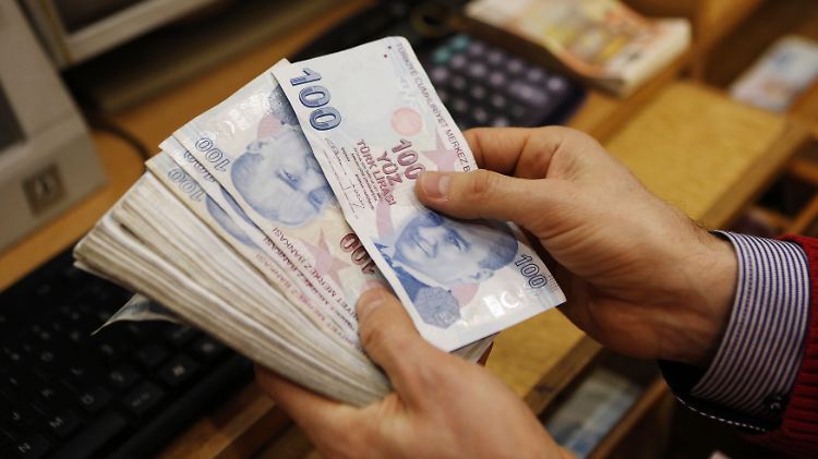 Seit Jahresbeginn hat die Lira zum Dollar knapp 30 Prozent an Wert eingebüßt.