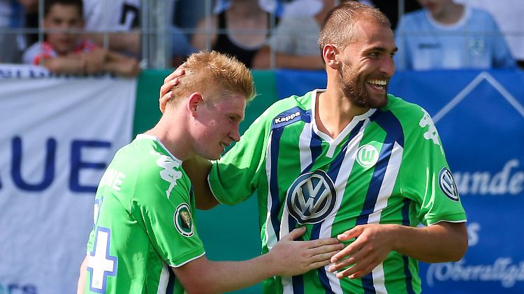 Bas Dost (r.) wünscht sich eine weitere Saison mit Kevin de Bruyne (l.) beim VfL Wolfsburg.