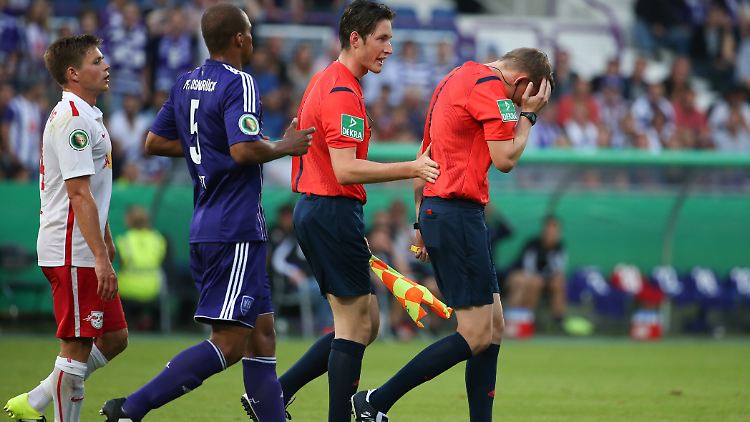 Schiedsrichter Martin Petersen (re.) wurde in der Partie VfL Osnabrück gegen RB Leipzig von einem Feuerzeug getroffen. Das Spiel wurde daraufhin abgebrochen.