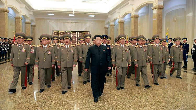 Nordkorea droht, indem es eine Rakete abfeuert. 