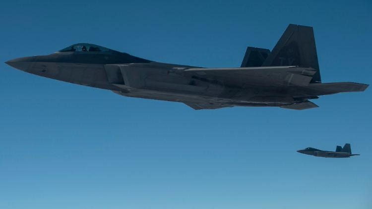 Auch US-amerikanische F-22 sind gegen den IS im Einsatz.