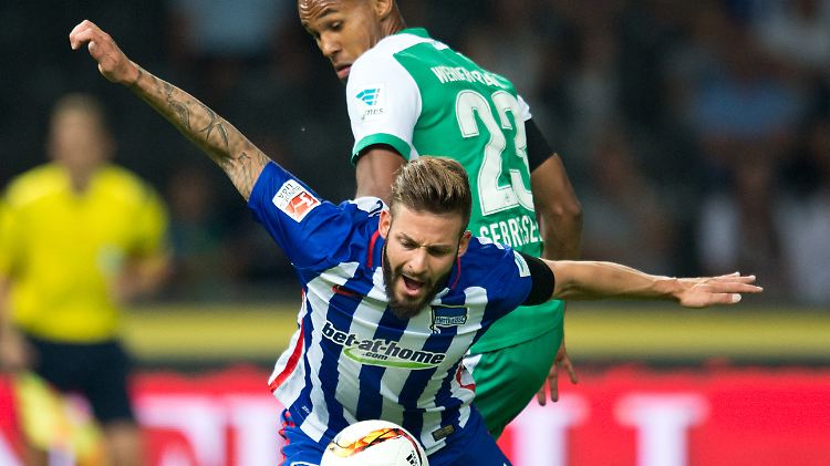 Bremens Theodor Gebre Selassie kämpft um den Ball mit Herthas Marvin Plattenhardt.