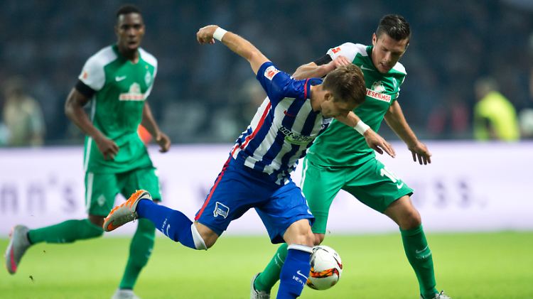 Herthas Peter Pekarik (l.) und Bremens Zlatko Junuzovic (r.) schenken sich nichts.
