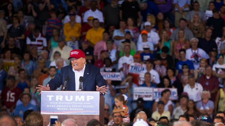 In Mobile, Alabama, redet Donald Trump vor Zehntausenden in einem Footballstadion.