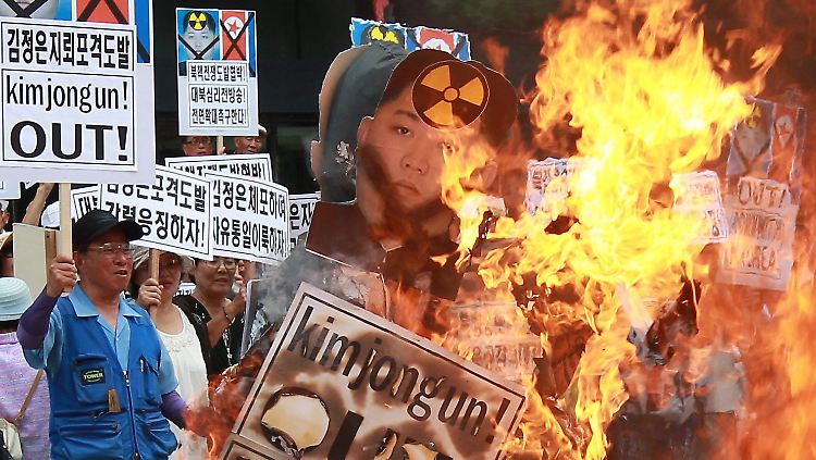 Südkoreanische Demonstranten verbrennen Bilder von Kim Jong Un.