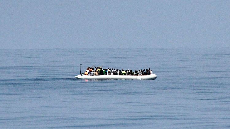 Immer wieder geraten auch Schlauchboote wie dieses im Mittelmeer in Seenot.
