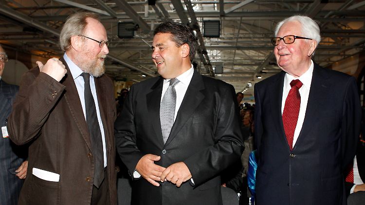 Der SPD-Vorsitzende Sigmar Gabriel spricht auf dem Festakt mit den damaligen Vorsitzenden von SPD Ost und West Hans-Jochen Vogel (r.) und Wolfgang Thierse.
