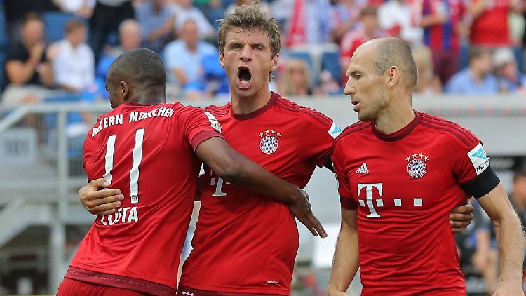 Das war der Ausgleich: Thomas Müller gefällt's - und den Kollegen Douglas Costa und Arjen Robben auch.