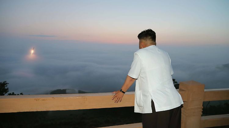 Beobachtet Kim Jong Un da etwa ganz verträumt einen Sonnenuntergang? Nein, nicht ganz: Der nordkoreanische Diktator schaut sich den Start einer Rakete an. (Archivfoto von 2014). 