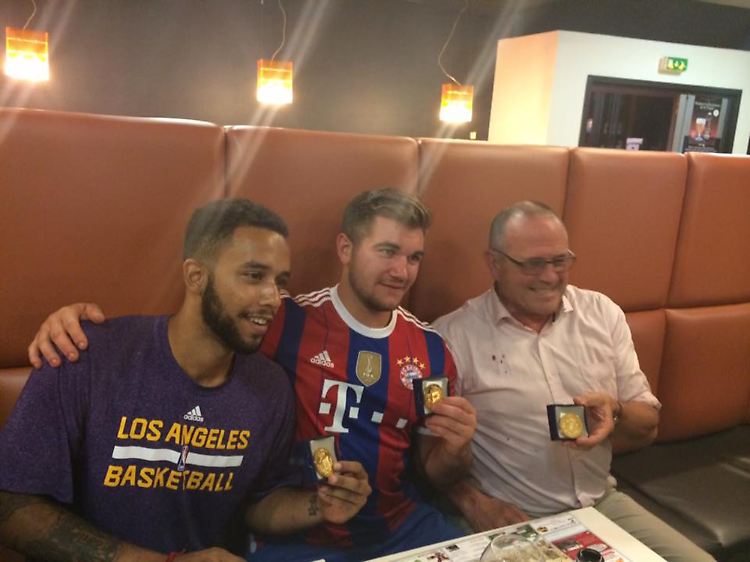 US-Soldat Alex Skarlatos (M., im Bayern-Trikot) erhielt vom Bürgermeister von Arras Fredric Leturque, eine Ehrenmedaille, ebenso wie Anthony Sadler (l.), ein Student aus den USA.