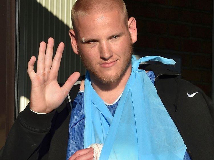 US-Soldat Spencer Stone verlässt ein Krankenhaus in Lille, wo er sich wegen einer Handverletzung behandeln ließ, die er sich im Kampf mit dem Terroristen zugezogen hatte.