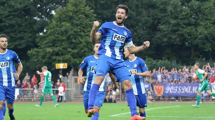 Magdeburg Marius Sowislo feiert seinen verwandelten Elfmeter gegen Bremen.