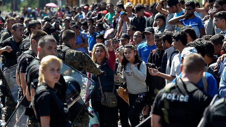 Mazedonische Sicherheitskräfte sind an der Grenze weiterhin vor Ort, lassen die Flüchtlinge aber passieren.