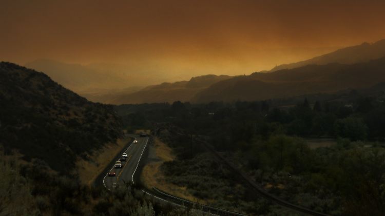 Die Brände erhellen den Horizont über dem Highway 97 in Okanogan County.