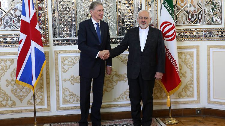 Philip Hammond und Mohammed Dschawad Sarif bei der Zeremonie in Teheran.