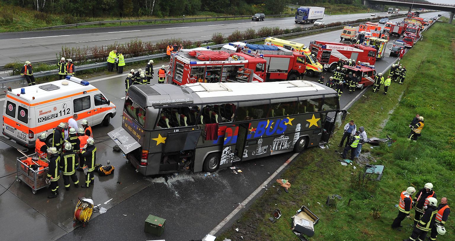 Am Tag nach dem schweren Unglück eines polnischen Reisebusses bei Berlin mit 14 Toten herrschen Trauer und Bestürzung in Deutschland und in Polen.