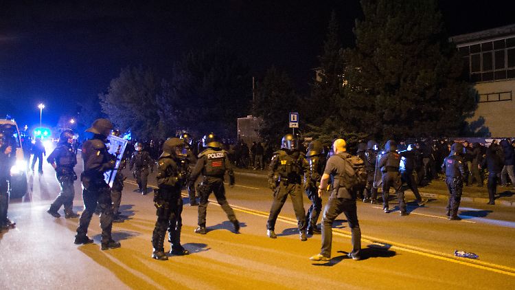 Linke Demonstranten und die Polizei treffen in Heidenau aufeinander.