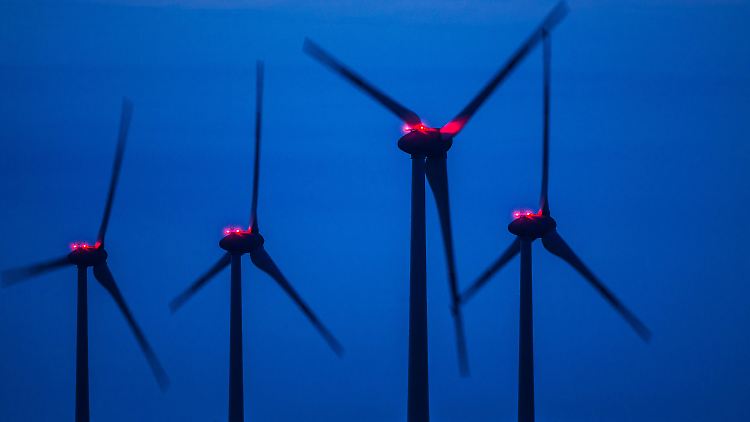 Rote Warnleuchten auf Windrädern: Nach den Berechnungen können maximal 26 Prozent der natürlichen Windenergie für Strom genutzt werden.